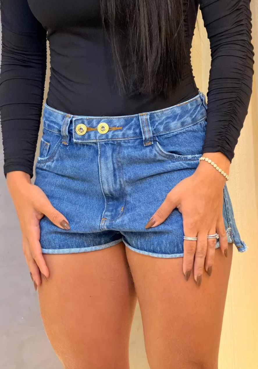 Short jeans feminino com botões dourados