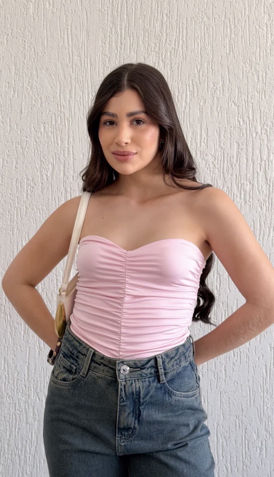 Body rosa tomara que caia franzido com calça jeans